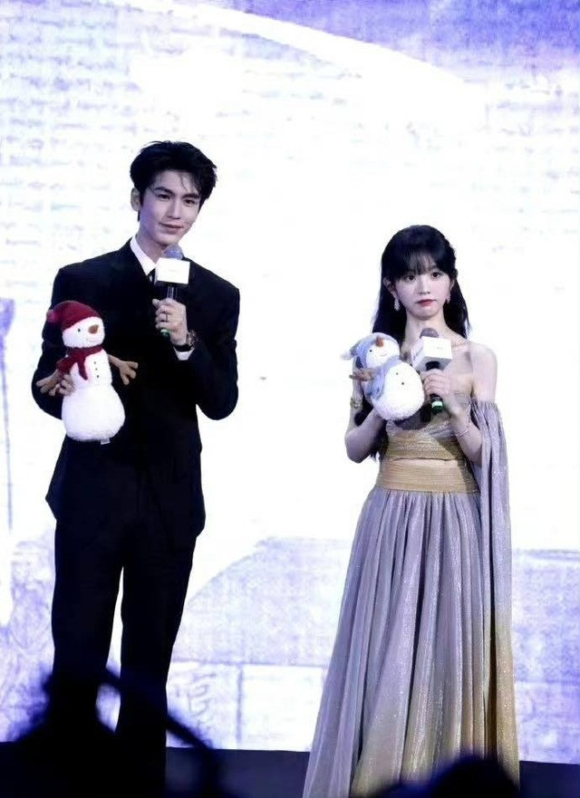 Trương Lăng Hách và Điền Hi Vi bị cho là lạnh nhạt tại sự kiện quảng bá